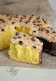 Apples are the star of the show in this lightly sweetened italian cake. Torta Colomba Al Limone