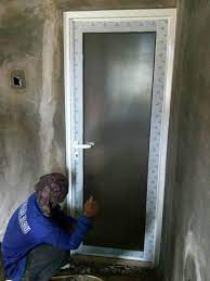 Memasang 1 m2 pintu kaca rangka alluminium berdasarkan tata cara perhitungan harga satuan pekerjaan besi dan alluminium untuk konstruksi bangunan gedung dan perumahan standar nasional indonesia sni adalah sebagai berikut. Pasang Pintu Aluminium Kusen Aluminium Dan Kaca Tempered Facebook