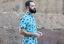 Descubre la mejor forma de comprar online. Camisa Estampada De Hombre De Manga Corta Y Fondo Turquesa