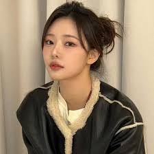 時安在第一集自我介紹就說： 1. 她一直持續在談戀愛，現在是空窗2. 她想要轟轟烈烈的戀愛假設她講的是真的（因為也是很多人講話不是內心真實的話）  那我們可以知道她應該： 1. 異性緣很好，不缺追求者