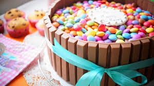Quelques décorations vahiné et voilà un magnifique gâteau d'anniversaire ! Gateau Au Chocolat Kit Kat Smarties Aux Delices Du Palais