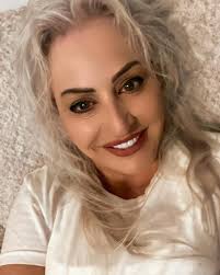 After a busy weekend I'm finally cozied up in my fav chair. Might need a  snuggle 😊 ❤️