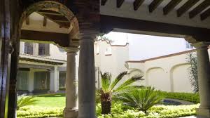 Cuenta con dos modelos diferentes uno de ellos con una habitacion en planta baja. Casas Estilo Colonial Contemporaneo Un Estilo Que Sigue Vigente