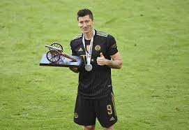 May 23, 2021 · lewandowski missed more than half a dozen clear scoring chances in the game and looked set to miss out on the record, with augsburg determined not to let him add to his tally and snatch the record. Lewandowski Scores In Last Minute To Break Bundesliga Record