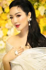 Hoa hậu Đền Hùng Giáng My diện bikini khoe dáng cực chuẩn ở tuổi 52 khiến  dân tình 'rụng tim'