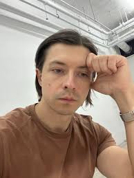 我真的從一開始就沒有跟國民黨有任何問題。甚至因為我以前的一些發文看起來比較親國民黨，常常還被人叫作「草」🤷‍♂️  雖然我從來沒有公開表示我喜歡哪一個台灣的政黨，也沒說支持任何一個，但看到最近新任國民黨主席鄭麗文的訪問後，真的讓我感到很害怕。 她在形容普丁 ...