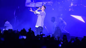 Eventuell kommt ein best of album raus, mit anderen bands vom mond.! So Kommt Justin Biebers Neuer Song Yummy Bei Den Fans An Promiflash De