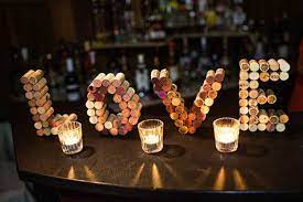 Je propose également les lettres ( voir ma boutique bonjour, prévoir 3 semaines de delai voici une jolie décoration faite avec des bouchons de liège. 3 Diy Malins Pour Reutiliser Des Bouchons En Liege En Decoration Mariage Com