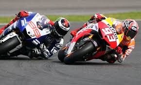 Motogp Marquez Overtakes Lorenzo In Britain 2013 Motogp Racing Bikes Racing