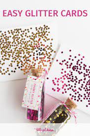 Make your event sparkly with these easy to make personalized glitter place cards! Easy Glitter Cards So Much Fun