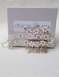 Todo lo que puedas imaginar lo encontrarás en esta sección tan completa y original que hemos un adorno para el pelo bien elegido yutilizado con estilo es un accesorio igual de importante que los collares, lasgafas o los bolsos. Tocados De Novia Adornos Pelo Novia Baratos Y Elegantes