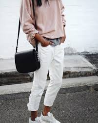 Boyfriend jeans are cute and comfy jeans that are meant to look a bit loose and worn, as if you borrowed them from your boyfriend. Wie Oversize Pullover Mit Boyfriend Jeans Zu Kombinieren 39 Damen Outfits 2021 Lookastic