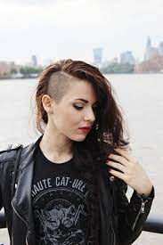 Try Something New With These Alternative Women S Hairstyles That Are Trending Shaved Side Hairstyles Shaved Hair Alternative Hair