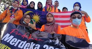 Terletak di jabar, berdiri pada abad ke 5 masehi, raja yang memerintah purnawarman, sumber sejarah berita dari china dan berupa prasasti. Baca Sajak Merdeka Atas Bukit