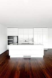 dunkler nussbaum boden in verbindung mit weissen kuchenelementen eine perfekte kombination bei der du nichts falsch mac graue kuche kuchendesign moderne kuche