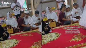 Link video andai saja waktu itu aku tidak masuk kamar kakak ku !! Viral Video Adik Tak Rela Abangnya Menikah Dibujuk Dengan Lembut Supaya Diberi Izin Tribunnews Com Mobile