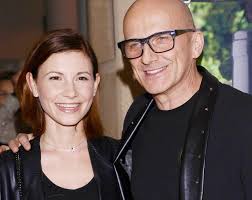 Łączy ich wielka miłość oraz pragnienie stabilizacji. Dzięki 26 lat  młodszej ukochanej Robert Rozmus pozbył się opinii podrywacza