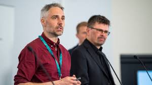 Schmidts leistung blieb indessen über die unzulänglichkeiten der kleinen bühne hinaus in der intensität spürbar, die von seiner konzentration der gültigen schillerschen wahrheiten auf ein politisch so entwickeltes publikum übersprang und die nun. Sweden Passes 2 000 Deaths From Coronavirusworld The Guardian Nigeria News Nigeria And World News