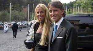 Born 27 november 1964) is an italian football manager and former player who is manager of the italy national team. Roberto Mancini Si Separa Dalla Moglie Dal 2009 Si E Rotto Qualcosa