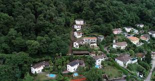 From melide to bissone a traveller can go on foot as there is a promenade along the lake. E6mhpjnenrwzxm