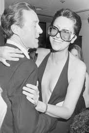 Elsa peretti apporta la sua visione unica agli arredi per la casa tiffany conferendo carattere scultoreo e tattile a oggetti comuni che attirano lo sguardo con la loro. Halston And Elsa Peretti Elsa Peretti Halston Photo