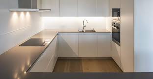 Idéale pour les cuisines ouvertes sur le salon sans cloisonnement, la cuisine en g est constituée de quatre linéaires de meubles (ou trois linéaire. Cuisine En G Votre Cuisine A T Elle Besoin De Cette Implantation