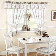 Tende Per Cucina Classica Con Colore Bianco E Marrone Tema Combinare Con Sedia E Tavolo Di Legno Vernice Plus B Tende Beige Tende Per Finestra Modelli Di Tenda