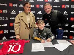 Wayne rooney fue visto en un boliche y luego en una habitación junto a dos mujeres, donde en ambos lugares fue fotografiado sin su consentimiento, generando gran repercusión en el país británico. Klub Legende Mit Elf Jahren Rooney Sohn Unterschreibt Bei Manchester United Mopo