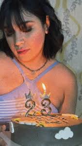 هی،سلام شیوا. شاید نخوای بعضی چیزارو بدونی و راجبشون حرف بزنی ، اما میخوام  بهت بگم که امروز ۲۳ سالت تموم میشه، البته امروز نه یه ۷ روزی وقت داری... ۷  روز دیگه روز تولدته، و امسال تنها سالیه که تو نه ...