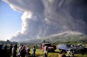 Seine lava ist dünnflüssig, gasarm und fließt deshalb ruhig und ohne großes getöse. Vulkanausbruch In Indonesien Vulkane In Indonesien Spucken Asche Und Gestein Panorama Stuttgarter Zeitung