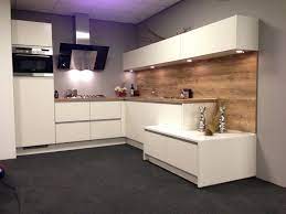 fraaie stoere design keuken hoogglans greeploos wit met een kunststof werkblad en achterwand van het hetzelf witte hoogglans keuken keuken keuken achterwand