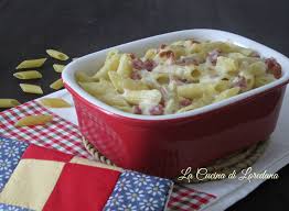 Per questa preparazione ho scelto la scamorza affumicata e qualche cucchiaio di panna, oltre ad un buon parmigiano reggiano. Pasta Al Forno Bianca Ricetta Ricca E Saporita