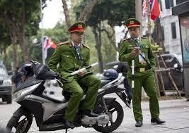 Thanh hóa cùng nhóm công nhân đi bốc gỗ thuê, do con ốm, vợ chồng chị thủy đi xe nếu vợ chồng tôi đi chung ôtô, có khi còn thêm nhiều người chết., chị thủy nói, nước cách nhà sàn của chị thủy không xa là nhà anh lê phi mạnh, 42 tuổi, chồng nạn nhân. Cong An Viá»‡t Nam La Thanh Báº£o Kiáº¿m Sáº¯c Ben Cá»§a Ä'áº£ng Tiáº¿ng Viá»‡t