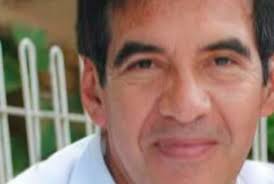 Migrantes abarrotan terminales de autobuses y otros bloquean la carretera