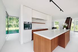 moderne witte keuken met houten accenten keuken op maat keuken witte keuken