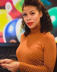 Diane Howard's Instagram, Twitter & Facebook