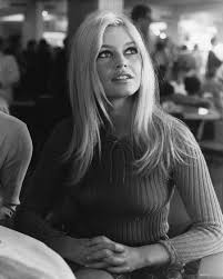 A young brigitte bardot sculpting a sand profile at the venice film festival in 1953. Classicalcinema On Instagram Brigitte Bardot Brigittebardot Bardot 60s 60sstyle France 60sfashion Fr Bridget Bardot Brigitte Bardot Bridgitte Bardot