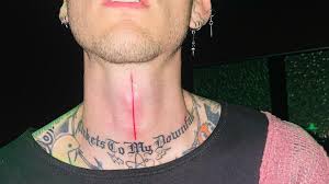 Sarah lombardi robert beitsch pictures and photos. Schmerzhafte Stiche Machine Gun Kelly Zeigt Neues Tattoo Promiflash De