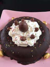 Balthazar Ou Gateau Au Chocolat Couronne Nappage Chocolat Et Chantilly Pour Paques Rachel Cuisine Nappage Chocolat Gateau Chocolat Rachel Cuisine