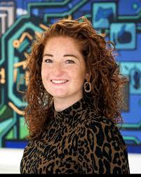 Studenten zijn verrast als ze mij zien: ik ben geen stereotype  wiskundedocent. Dat geeft ze een frisse blik op een vak dat ze vaak als  'saai' zien.” Lees hier het hele verhaal