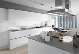 Nos plans de travail pour cuisine préconçus et sur mesure ont été testés pour résister aux épreuves du quotidien, notamment aux liquides, à l'huile, aux aliments et aux rayures, ainsi vous savez qu'ils dureront longtemps. Plans De Travail De Cuisine Siematic Des Possibilites I Siematic