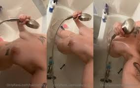 Babyyroxy Records Herself Taking A Shower | PimpBunny