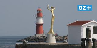 Am kopf der mittelmole soll sie die seereisenden in warnemünde begrüßen. Warnemunde Neuer Streit Um Goldene Schone Im Ostseebad Oz Ostsee Zeitung