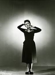 Découvrez les photos et les séances photos de édith piaf, et écoutez en ligne les dernières nouveautés musicales. Edith Piaf Photos 31 Of 38 Last Fm
