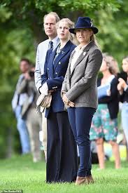 A royal insider recently revealed that the queen's favourite grandchild is lady louise windsor, eldest child of prince edward and his wife sophie. 5ol678f E3yldm