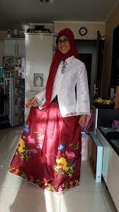 Model kebaya modern brokat gaya nia ramadhani ini memang sangat soft sekali dari sisi warna, kemudian tidak banyak hiasan disana namun tampilan mewah akan tetap bisa ditampilkan dari bawah sampai dengan ujung rambut. Sarung Sutra Bugis Sarung Tenunan