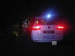 Jelasnya, kemalangan berlaku ketika kereta peronda polis jenis honda civic mengejar sebuah kereta volkswagen golf gti dipandu seorang lelaki dengan memasang lampu beacon dan siren. Vat 69 Perjuangan Semalam Lelaki Serang Polis Cedera Ditembak Padang Besar Tukang Kebun Warga Myanmar Cedera Di Perut Dan Belakang Badan Selepas Ditembak Ketika Cuba Menyerang Dua Anggota Polis Dengan