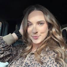 Confession: any fiancé out there that like to poke that booty out the  covers while he gets ready for work?!☺😂 The best is when he can't  resist... N a little late for