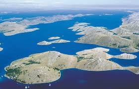 Nacionalni park kornati sačinjava 89 otoka, otočića i grebena poznatih po visokim stijenama. National Park Kornati Camp Solaris