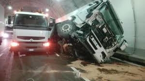 A due passi dalla piazza del paese, in piccola palazzina in buonissime condizioni, disponiamo di delizioso. Ok Mugello Incidente Tra Camion Muore Un Autista A1 Bloccata In Direzione Nord